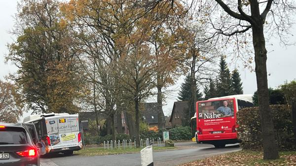 Die Bushaltestelle an der Metjendorfer Akazienstrae: Sie soll umgebaut und damit sicherer werden. Das empfahl am Dienstag der Straen- und Verkehrsausschuss.