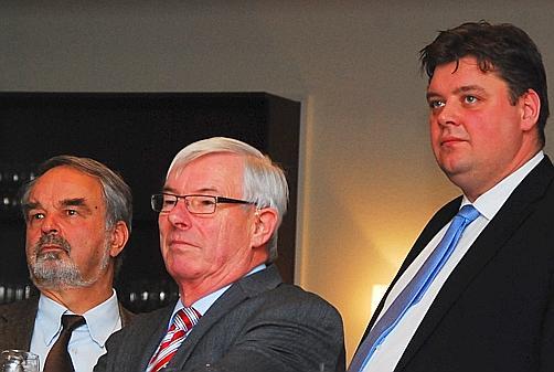 lReicht es oder reicht es nicht? Staatssekretär Thomas Kossendey, CDU-Kreisvorsitzender Peter Kellermann-Schmidt und Landtagsabgeordneter Jens Nacke am Sonntag auf der Wahlparty im „Gristeder Hof to Horn“ beim Blick auf die Nachrichten im Fernsehen. Bild: lReicht es oder reicht es nicht? Staatssekretär Thomas Kossendey, CDU-Kreisvorsitzender Peter Kellermann-Schmidt und Landtagsabgeordneter Jens Nacke am Sonntag auf der Wahlparty im „Gristeder Hof to Horn“ beim Blick auf die Nachrichten im Fernsehen. Bild: